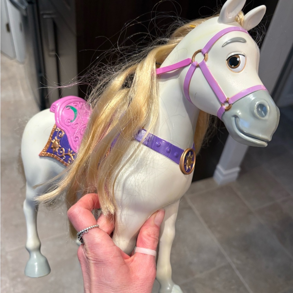Disney maximus tangled Toy Horse with Blonde Mane and Pink & Purple Tack